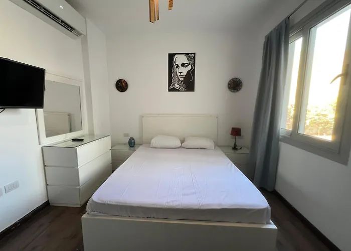 Bright 2bdr With Stunning Pool Views - Sholan 1 Appartement
